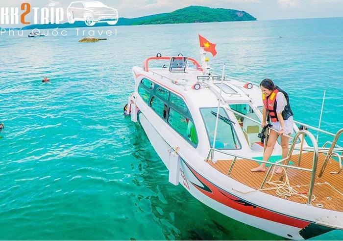 Tour Câu Cá Lặn Ngắm San Hô Phú Quốc Giá Rẻ - An Toàn Nên thuê tàu du lịch hay cano khi đi du lịch Phú Quốc?