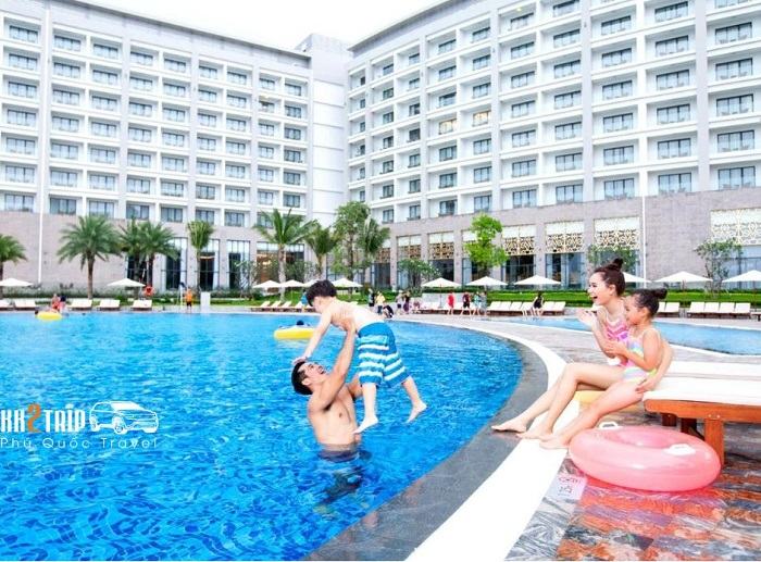 Your VinOasis Phu Quoc Getaway: A Luxury Resort Guide VinOasis Phu Quoc outdoor pool