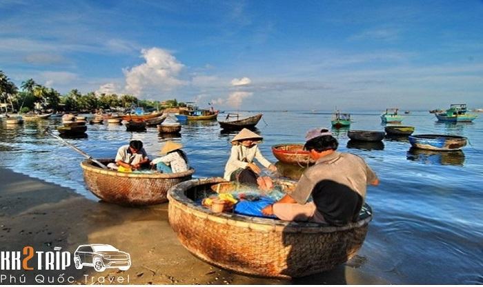 Cua Can Fishing Village: Phu Quoc's Hidden Gem Rowing a basket boat in Cua Can Fishing Village, Phu Quoc